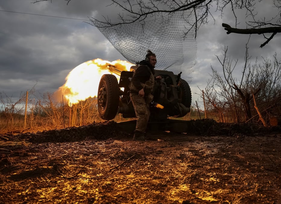 Des militaires ukrainiens sur une ligne de front pres de la ville de bakhmout, en ukraine