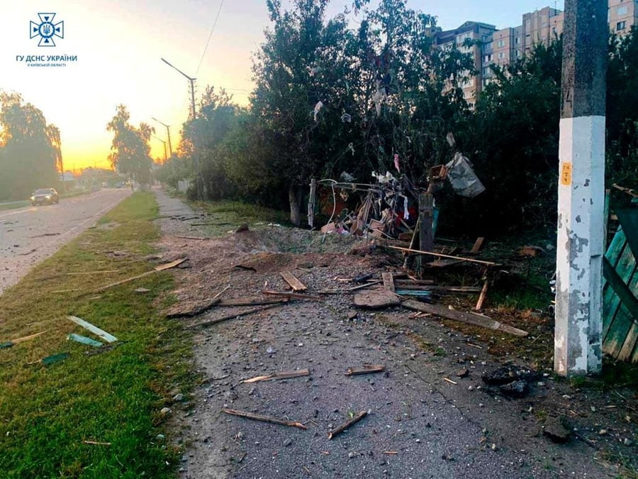 Un cratere laisse par les debris d'un drone dans la region de kyiv, en ukraine