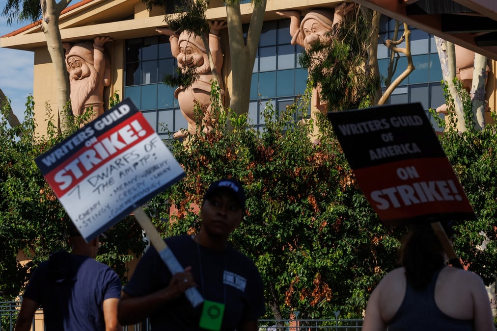Acteurs et ecrivains hollywoodiens en greve devant les studios disney en californie