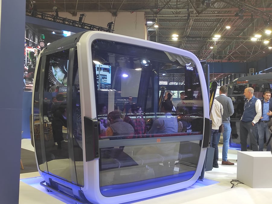 MND a profité du salon Mountain Planet à Grenoble pour présenter sa nouvelle gamme de transport par câble débrayable : Orizon. L'occasion de mettre en avant l'expertise développée en interne depuis 30 mois et une collaboration avec Stellantis Design Studio.