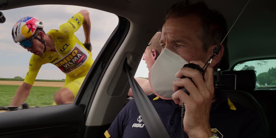 À bord de la voiture Jumbo Visma, lors du Tour 2022. En jaune : Wout Van Aert.