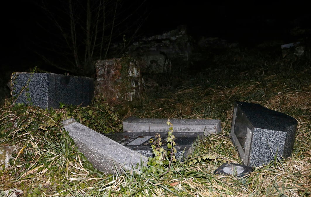 Plus de 200 tombes profanees dans un cimetiere juif en alsace