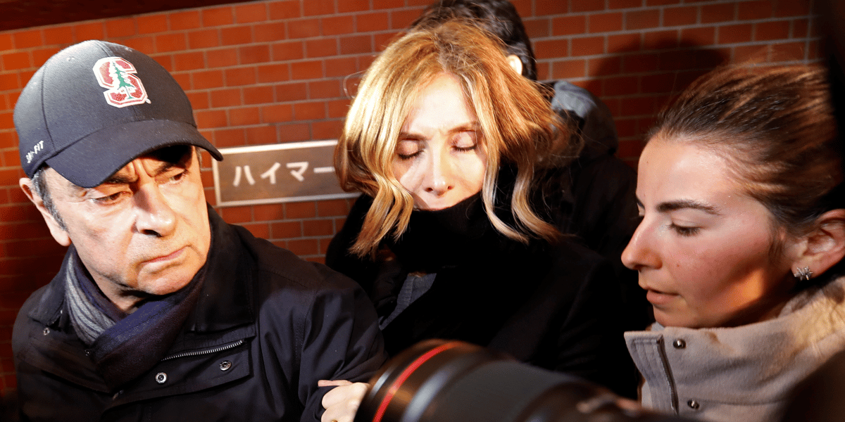 Photo d'archive. Carlos Ghosn (à g.), accompagné de sa femme Carole Ghosn (au milieu), arrive à son lieu de résidence à Tokyo, le 8 mars 2019.