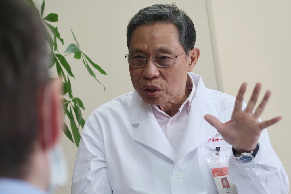 Zhong Nanshan est un épidémiologiste de 83 ans, célèbre pour avoir lutté contre l'épidémie de Sras (Syndrome respiratoire aigu sévère), également causée par un coronavirus et qui avait fait près de 800 morts à travers le monde en 2002-2003. Il s'est montré optimiste sur un prochain ralentissement de la propagation du "coronavirus de Wuhan".