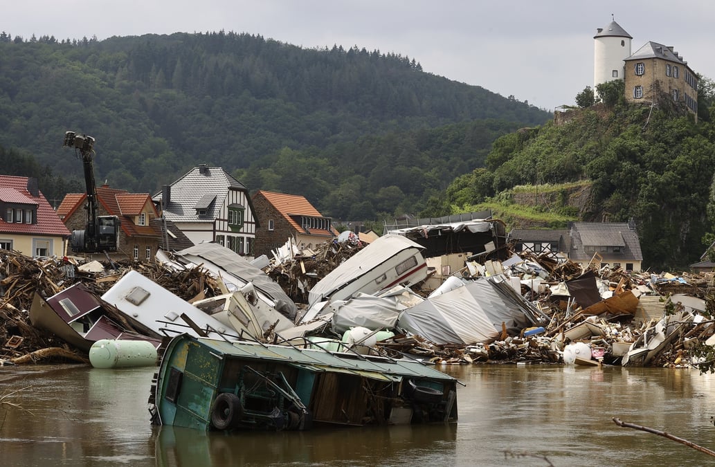 Les inondations en europe devraient couter 2 a 3 milliards de dollars aux reassureurs, dit berenberg