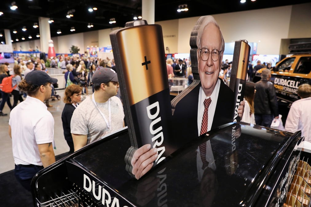 Des actionnaires achetent des produits a prix reduit lors de la reunion annuelle des actionnaires de berkshire hathaway a omaha