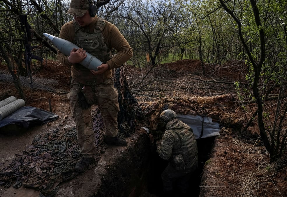 Des militaires ukrainiens preparent le tir d'un obusier d30 sur une ligne de front pres de la ville de bakhmout