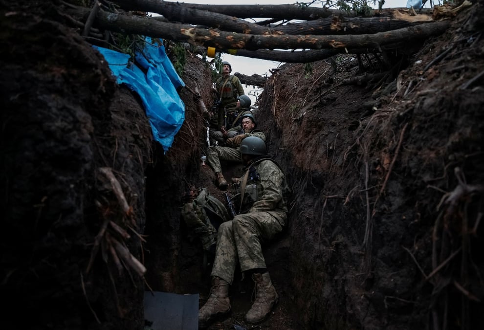 Des soldats ukrainiens se reposent sur leurs positions pres de la ville de bakhmout