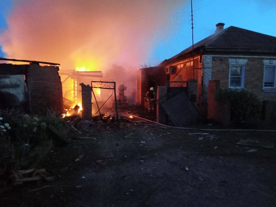 Une maison en feu apres un bombardement dans la region de belgorod, en russie
