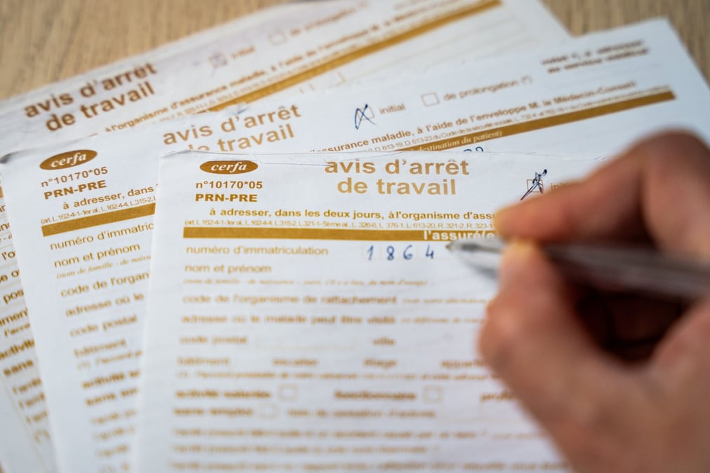 Les arrêts de travail dans la fonction publique sont dans le viseur du gouvernement pour réaliser 1,2 milliard d'euros d'économies. (photo d'illustration)