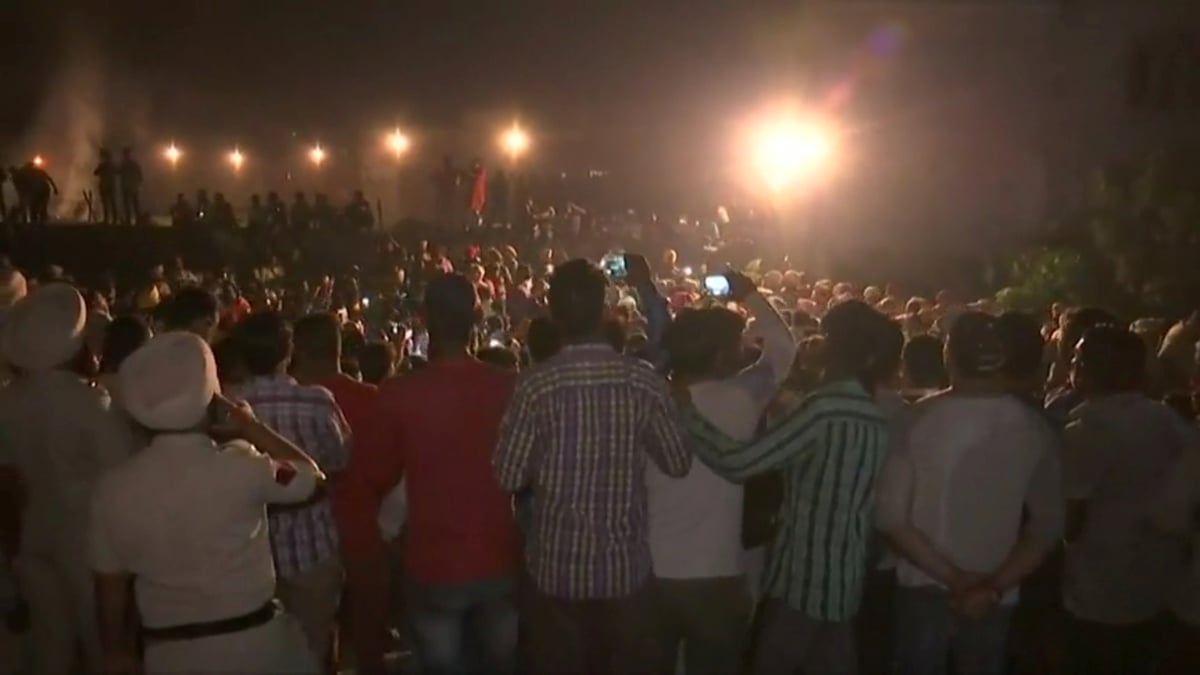 Une foule happee par un train en inde