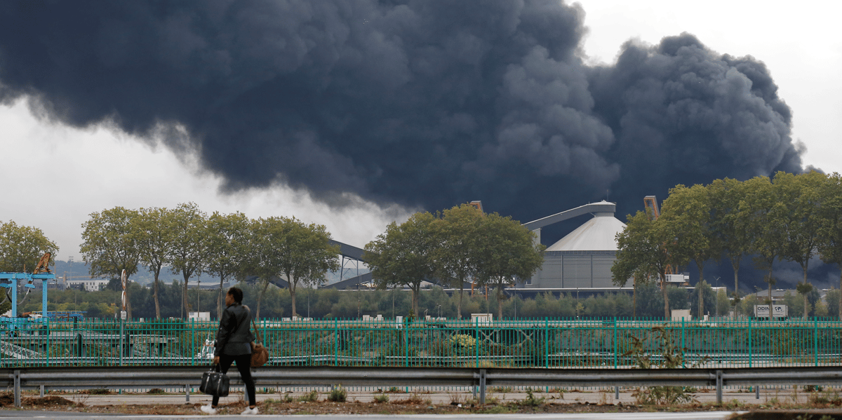 De la fumée s'échappe de l'usine Lubrizol, à Rouen, le 26 septembre 2019