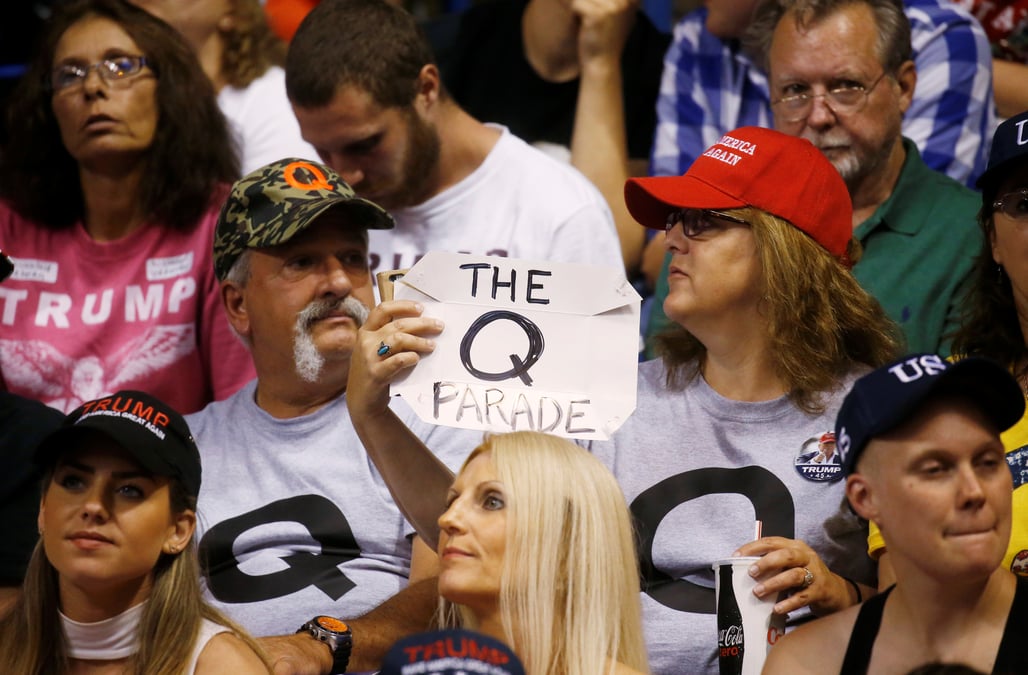 Trump dit ne pas bien connaitre le mouvement qanon, sinon que celui-ci l'apprecie