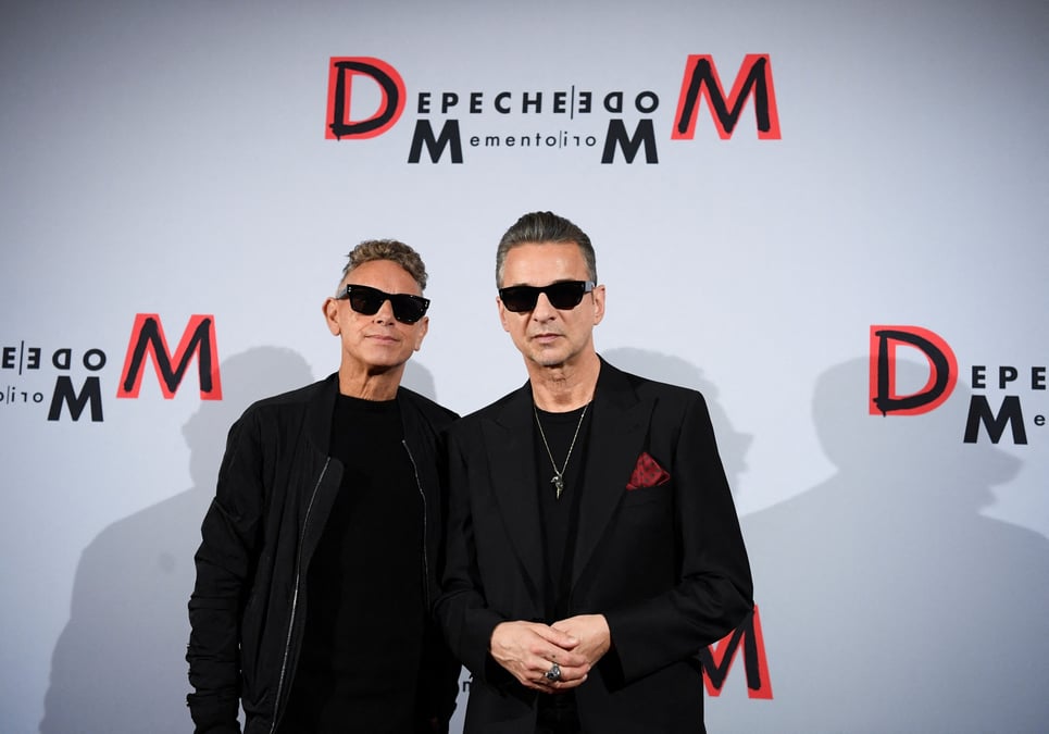 Le chanteur dave gahan et le guitariste et clavieriste martin gore, du groupe de musique depeche mode, lors d'une conference de presse diffusee en direct de berlin