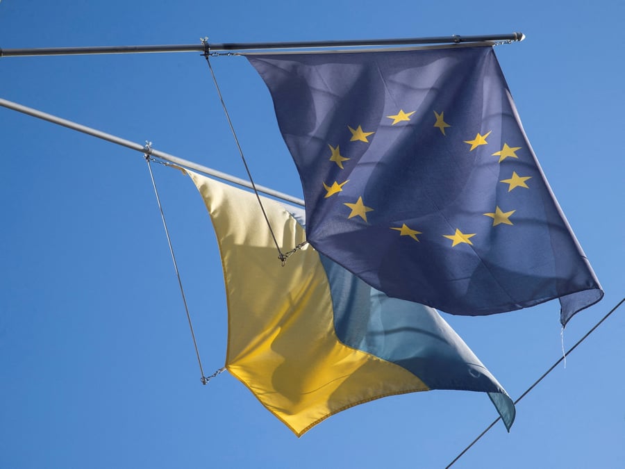 Le drapeau de l'ue flotte a cote du drapeau national de l'ukraine a berne