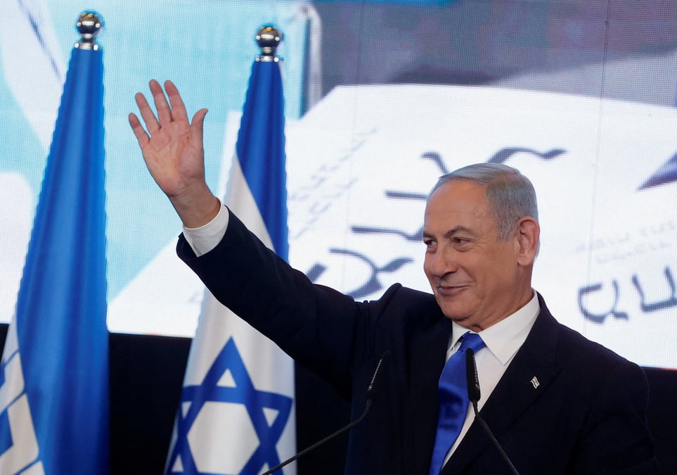 Le chef du likoud, benjamin netanyahu, salue ses partisans lors des elections generales en israel