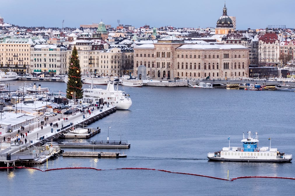 Des personnes se promenent sur le quai skeppsbron a stockholm