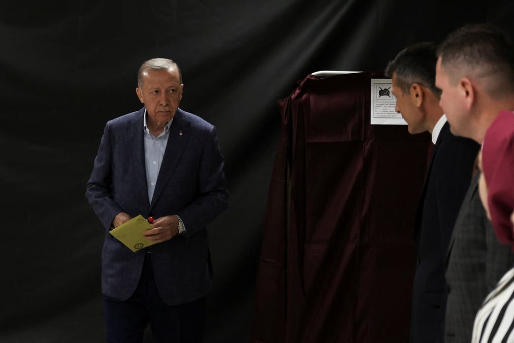Le president turc tayyip erdogan dans un bureau de vote a istanbul