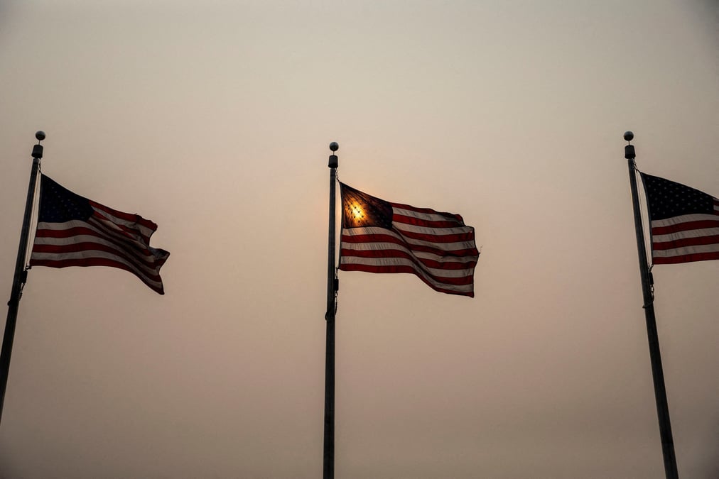 Des drapeaux americains flottent a washington