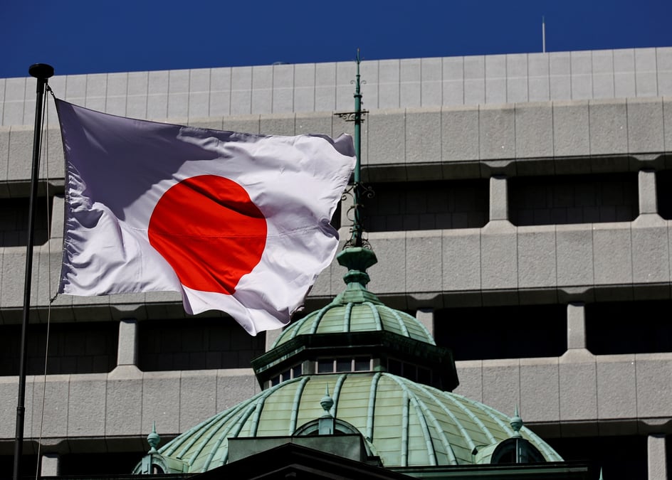 Le drapeau japonais flotte sur le batiment de la banque du japon a tokyo