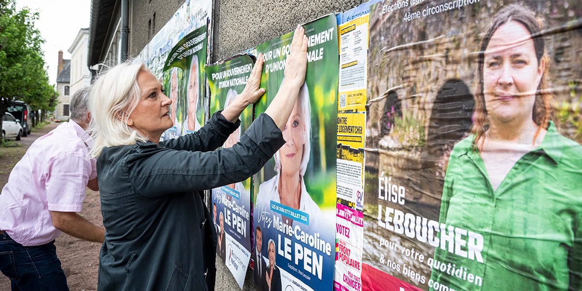 Marie-Caroline Le Pen colle des affiches et discute avec des habitants dans la 4e circonscription de la Sarthe, mercredi.