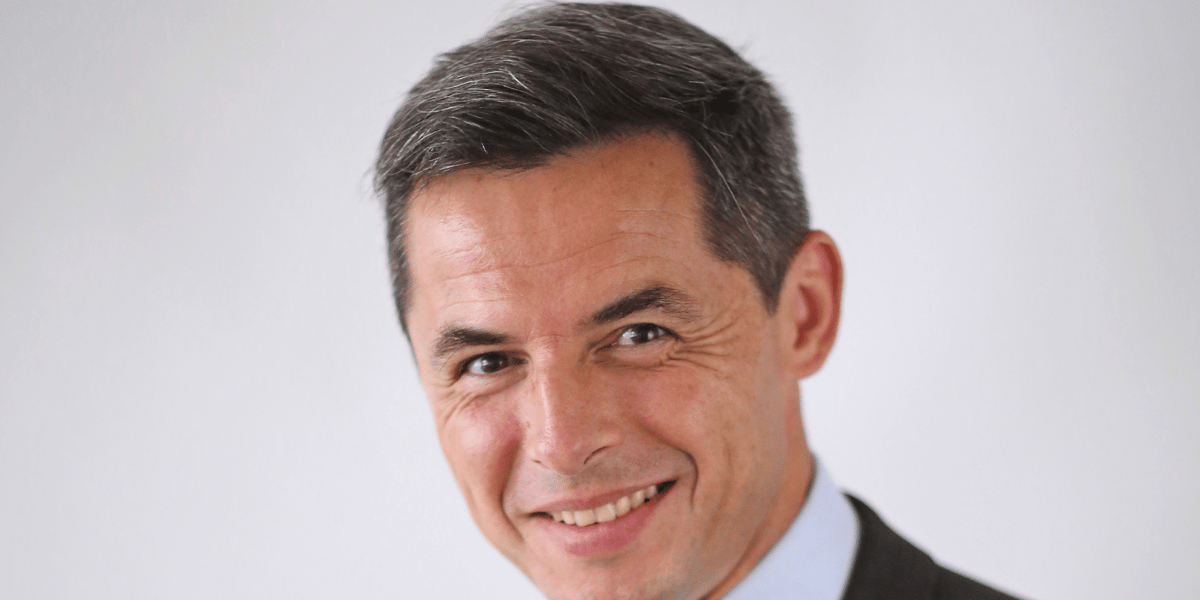 Pour le directeur délégué de Vicat et porte-parole de l'Unicem, Didier Petetin, "si l'on continue ainsi, ce sera dramatique : il y aura des destructions d'emplois, de savoir-faire, qui nous rendront extrêmement dépendants d'intérêts étrangers divergents des nôtres. Des fleurons entiers de notre économie nationale sont partis ou ont disparu, alors que nous savons réaliser des choses merveilleuses".