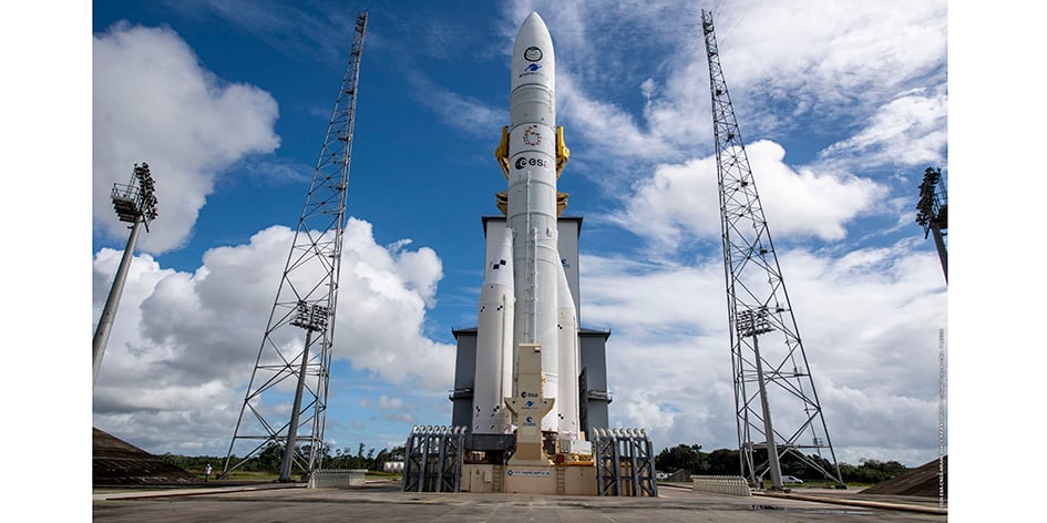 Ariane 6 sur son pas de tir, à Kourou en Guyanne.