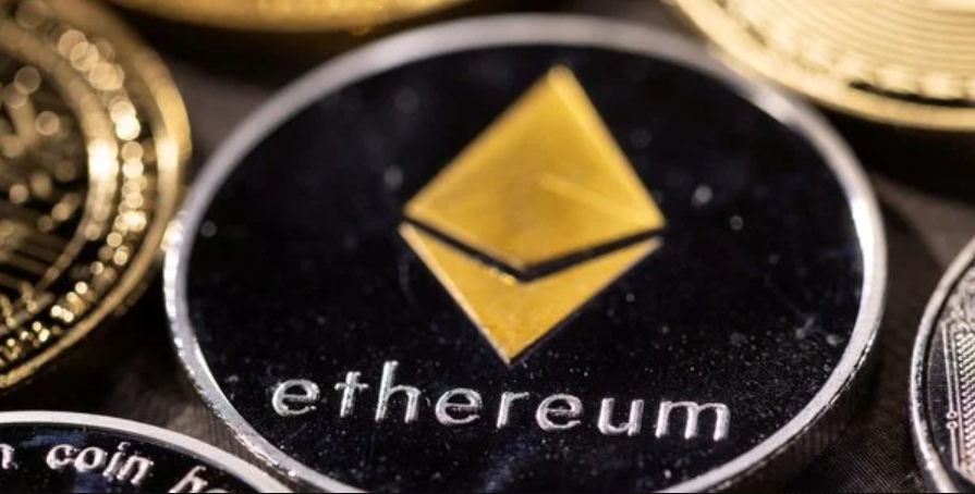 Lancé en 2015, l’ether ou ethereum est désormais la deuxième devise numérique en valeur totale, estimée à plus de 460 milliards de dollars, derrière le bitcoin.