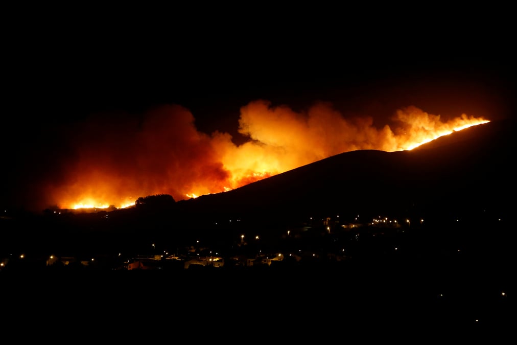 Important incendie dans les environs de lisbonne au portugal