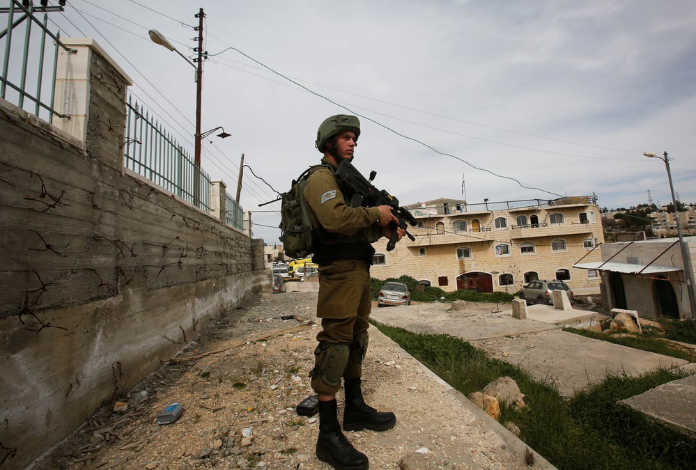 Un palestinien arme abattu par des soldats israeliens a hebron