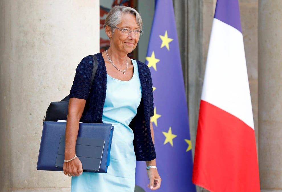Borne annonce "une eco-contribution sur le transport aerien"