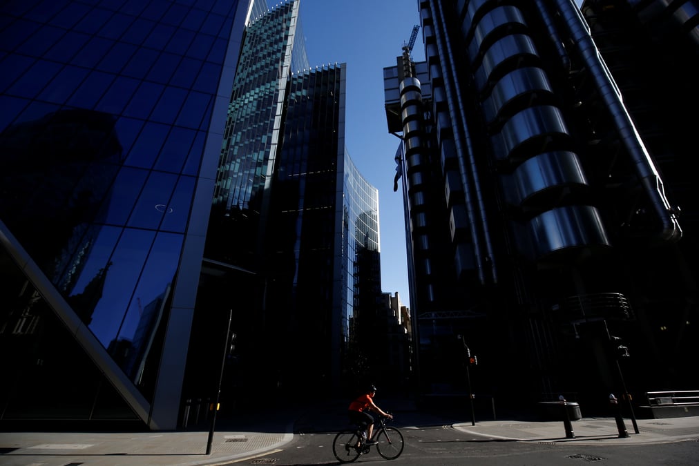 Londres met l'ue en garde contre le risque de "s'automutiler" dans le secteur financier