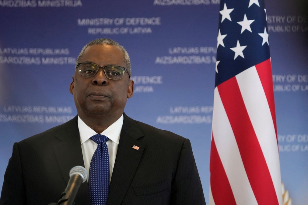 Le secrétaire américain à la Défense Lloyd Austin a annoncé, dans un communiqué publié ce mardi, que l'armée américaine avait « procédé à des frappes nécessaires et proportionnées sur trois installations utilisées par le Kataëb Hezbollah (aussi présent en Irak, NDLR) et des groupes affiliés en Irak ».