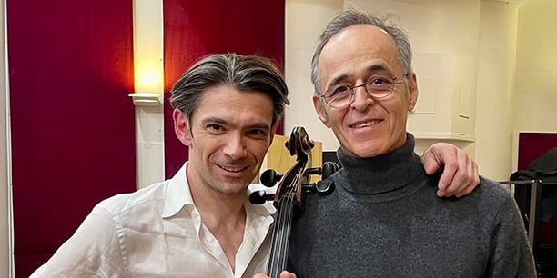 Gautier Capuçon et Jean-Jacques Goldman en avril 2023 à Paris.