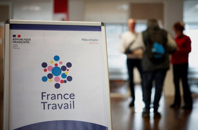 La loi de 2023 prévoit pour les bénéficiaires du RSA  la mise en place de « contrats d'engagement » avec l'obligation de quinze heures d'activité hebdomadaire.