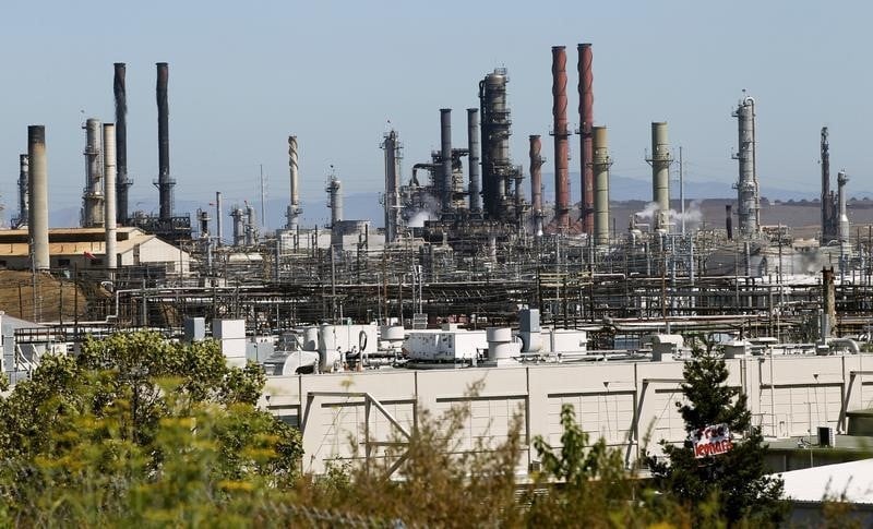 Les geants du petrole vendent leurs raffineries a faible marge