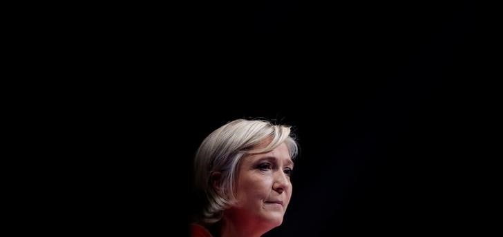 Le pen veut mettre fin a la "francafrique", abolir le franc cfa