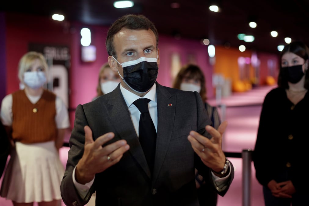 Macron se prete au jeu des "youtubeurs" mcfly et carlito