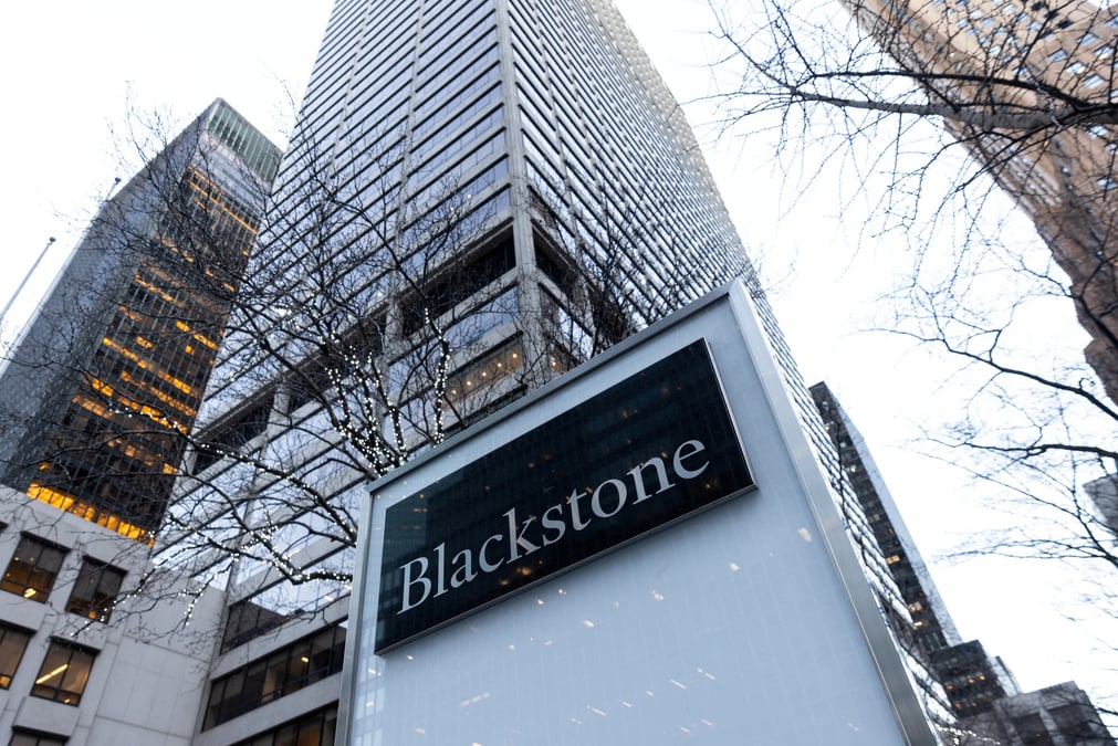 Panneaux a l'exterieur du siege du blackstone group a new york