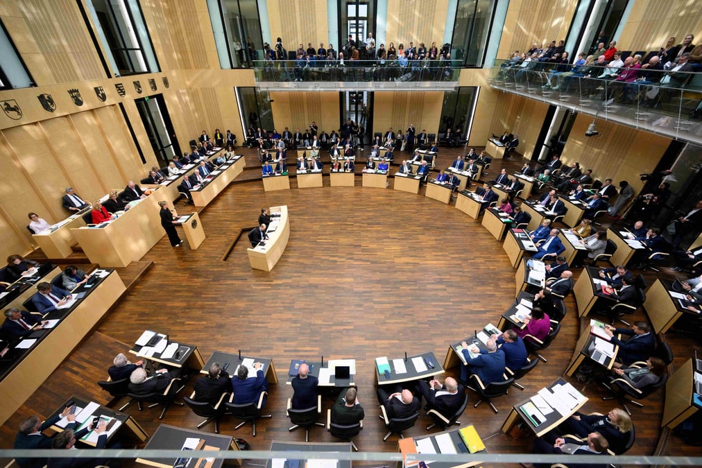 La chambre haute fédérale a définitivement adopté le plan de réarmement de l'Allemagne adopté par les députés mardi dernier.