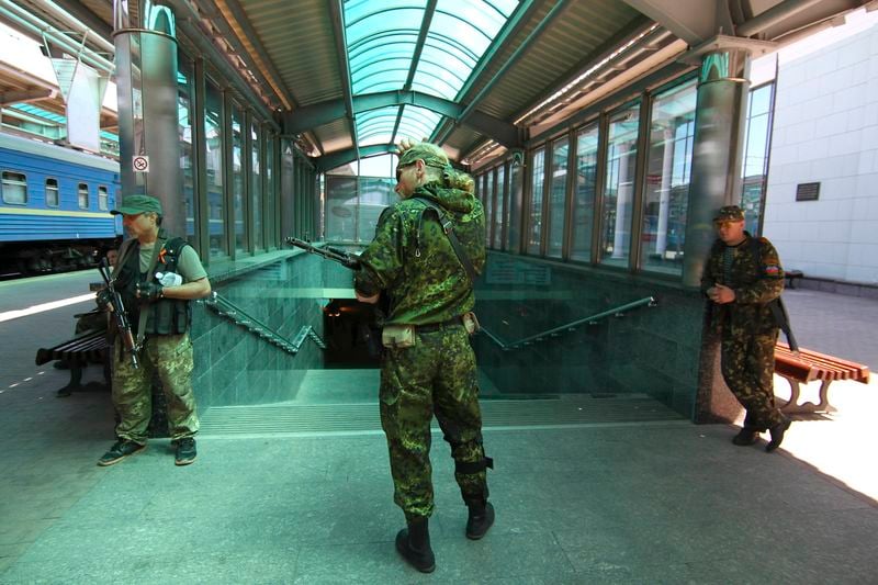 Combats dans Donetsk, début de l'enquête sur le crash dans l'est