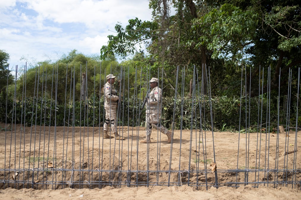 La republique dominicaine entame la construction d'un mur le long de sa frontiere avec haiti