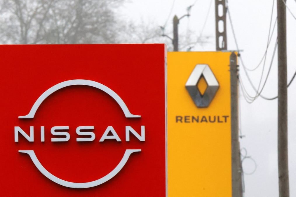Logos des constructeurs automobiles nissan et renault a etampes