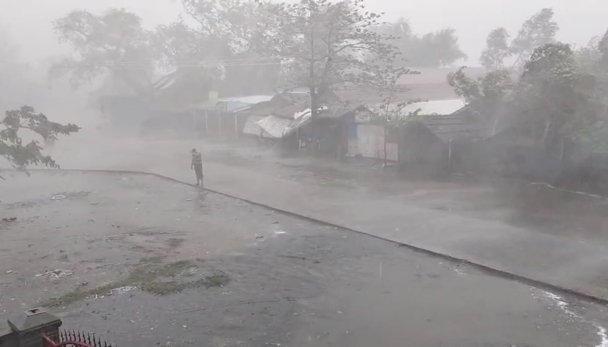 Un homme se tient debout au camp rohingya de thekaypyin a l'approche du cyclone mocha en birmanie