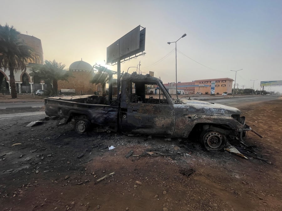 Un vehicule detruit a khartoum au soudan