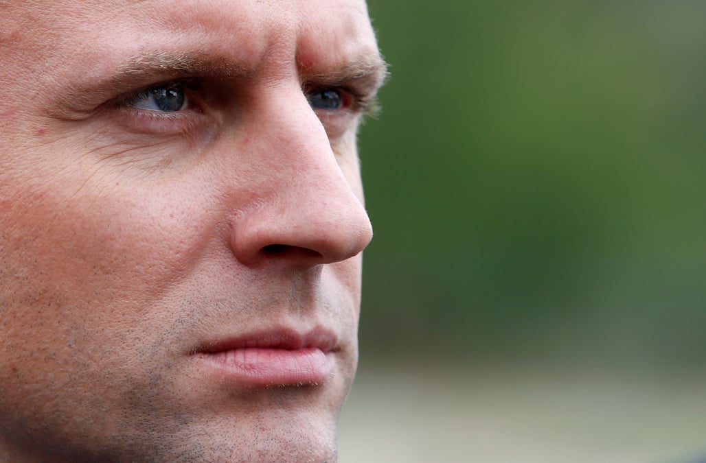 Emmanuel macron se pose en recours contre le front national