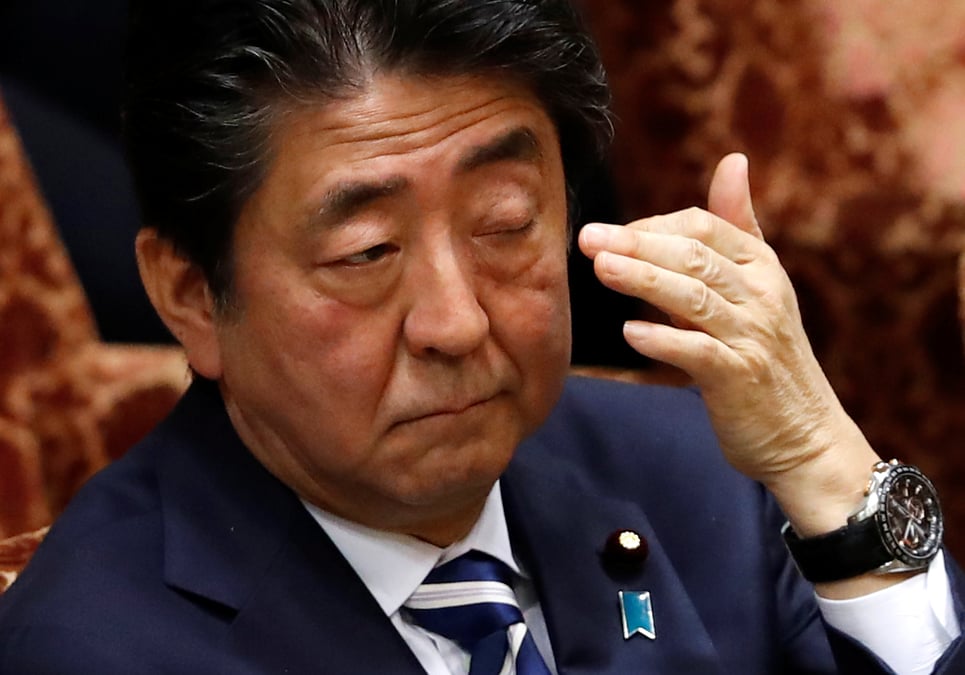 Pres d'un japonais sur deux souhaite la demission de shinzo abe