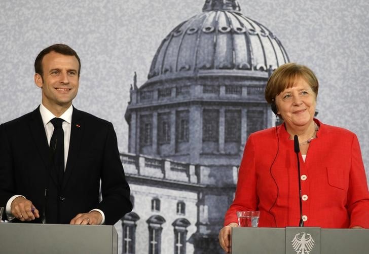 Zone euro: macron en quete de concessions d'une merkel affaiblie