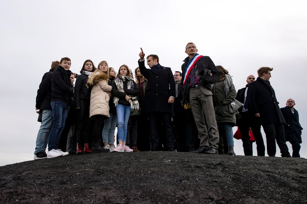 Sur le terril de loos-en-gohelle, macron loue la transition energetique