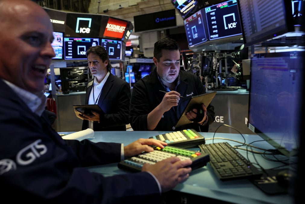 Des traders travaillent a la bourse de new york
